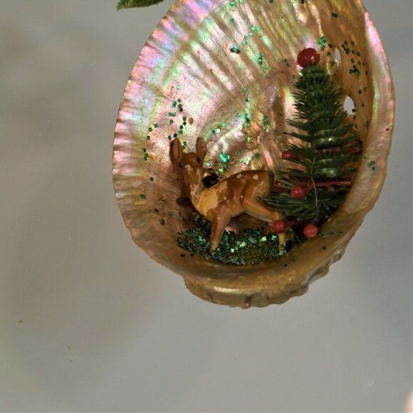 Vintage Christmas Shell Ornament Reindeer Diorama In Oyster Shell - Picture 3 of 7